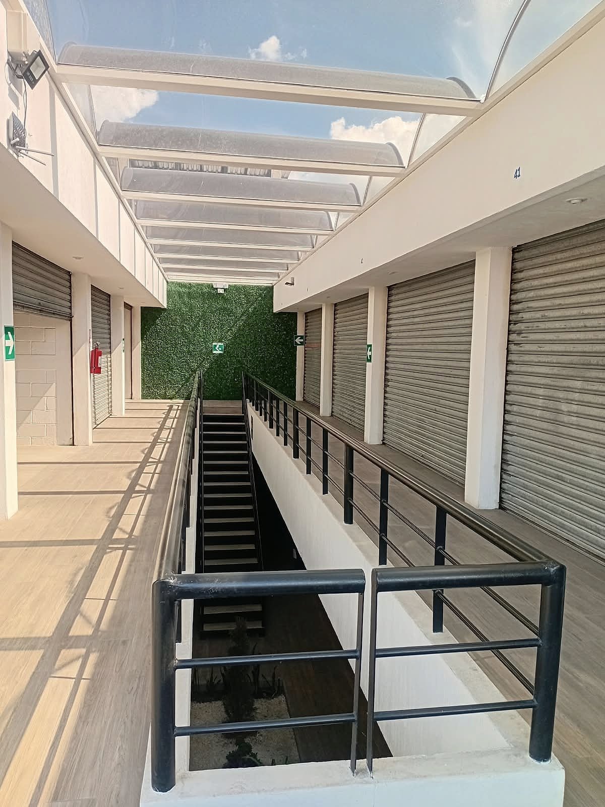 Vista superior de los corredores y escaleras del complejo